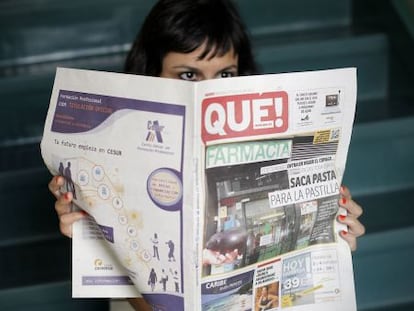 Una joven lee el ejemplar de hoy del diario &#039;Qu&eacute;!&#039;. 