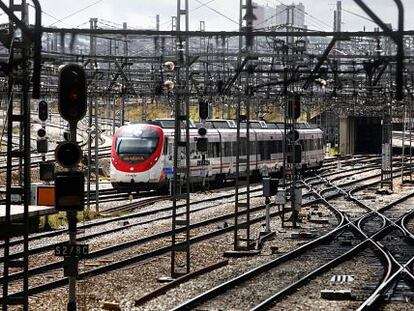 Un tren de Cercanías, en la estación de Atocha, en Madrid.