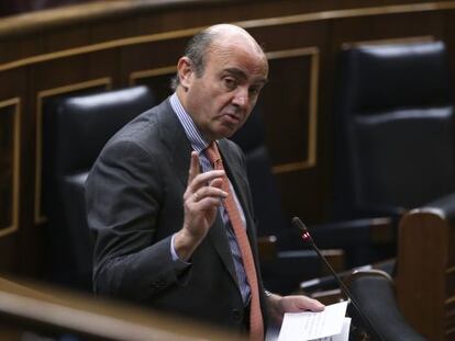 Guindos dice que los que cuestionan al Banco de España son los peritos