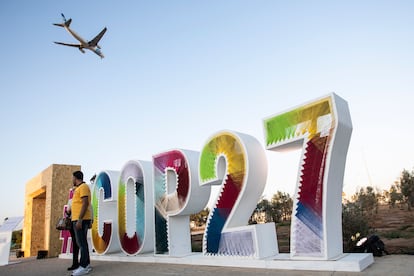 Un avión sobrevuela las instalaciones de la cumbre del clima que se celebra en Sharm el Sheij, en Egipto.