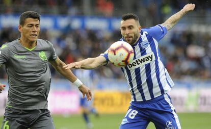 Héctor Moreno y Borja Bastón pelean por la pelota.