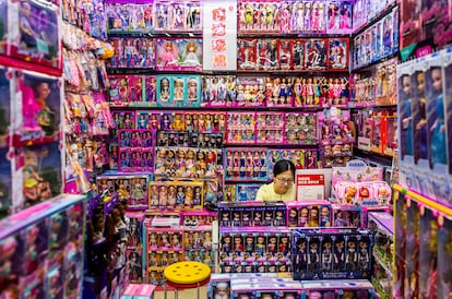 Un puesto de venta de muñecas en el Centro Internacional de Comercio de Yiwu (China), el mayor mercado de venta de productos al por mayor del planeta.