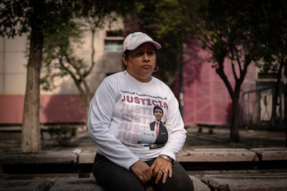 Socorro Gil Guzmán busca a su hijo Jhonatan Guadalupe Romero Gil, presuntamente detenido y desaparecido por  policías municipales en Acapulco, Guerrero, el 5 de diciembre de 2018. 