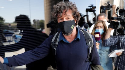 Nacho Palau, expareja del cantante Miguel Bosé, a su salida tras declarar, este lunes, ante el Juzgado de Primera Instancia de la localidad madrileña de Pozuelo de Alarcón. EFE/Zipi