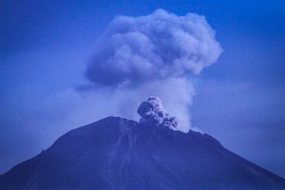 El volcán Popocatépetl visto desde Atlixco, Puebla, el 20 de mayo de 2023.