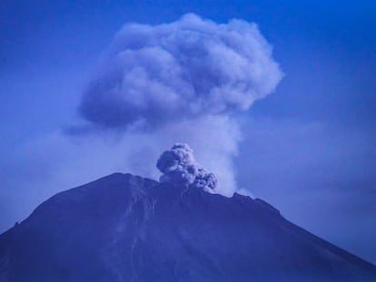 El volcán Popocatépetl visto desde Atlixco, Puebla, el 20 de mayo de 2023.