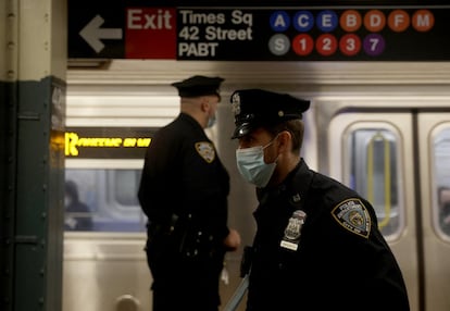 Dos agentes patrullan en una estación de metro en Manhattan, Nueva York.