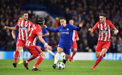 Hazard avanza entre Sa&uacute;l y Filipe.