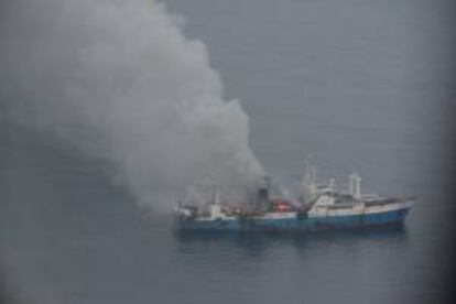 Fotografía aérea cedida por la Fuerza Aérea chilena este viernes 19 de abril de 2013, del buque factoría chino "Kai Xin", cuyos noventa tripulantes fueron evacuados el pasado miércoles después de que se registrara un incendio en la embarcación, y que continúa en llamas a pocos kilómetros de la Antártida, informaron fuentes oficiales chilenas.