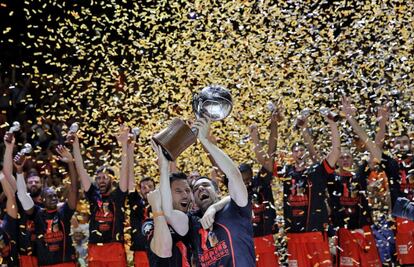 El capitán del Valencia Basket, Rafa Martínez y su compañero, el base belga Sam Van Rossom, levantan la copa de campeones de la Liga ACB tras imponerse en el cuarto partido al Real Madrid esta noche en el pabellón de la Fuente de San Luis de Valencia.