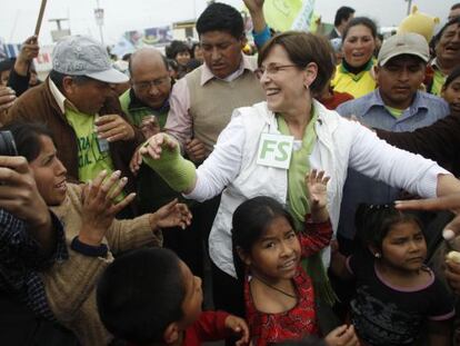 Susana Villar&aacute;n, pictured with supporters in a Lima neighborhood in September 2010.