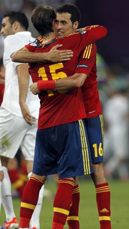 Busquets se abraza con Ramos al acabar el partido.