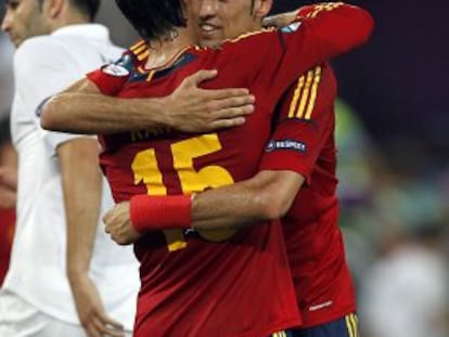 Busquets se abraza con Ramos al acabar el partido.