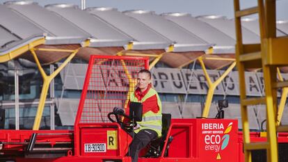 Una empleada de Iberia Airport Services.