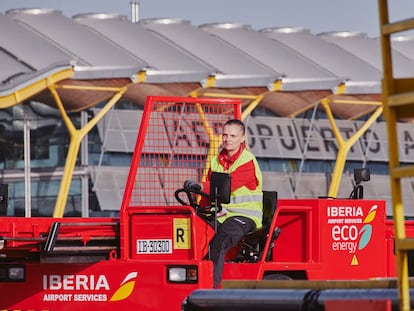 Una empleada de Iberia Airport Services.