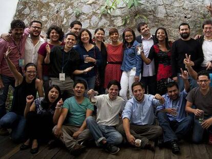 Equipo de El Faro junto a Jaime Abello, director de la FNPI, y María Teresa Ronderos y Martín Caparrós en mayo 2016.