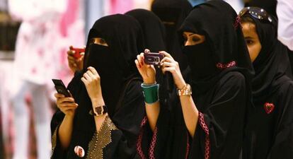 Mujeres saudíes fotografían a sus hijos durante una ceremonia para celebrar el Día de la Independencia de Arabia Saudí, el pasado 23 de septiembre.