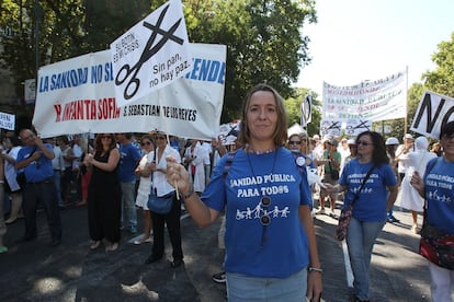 Toñi Ruiz, auxiliar de enfermería del hospital Infanta Sofía, en una protesta a finales de septiembre por la sanidad pública.