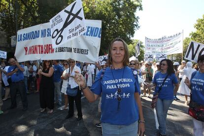 Toñi Ruiz, auxiliar de enfermería del hospital Infanta Sofía, en una protesta a finales de septiembre por la sanidad pública.