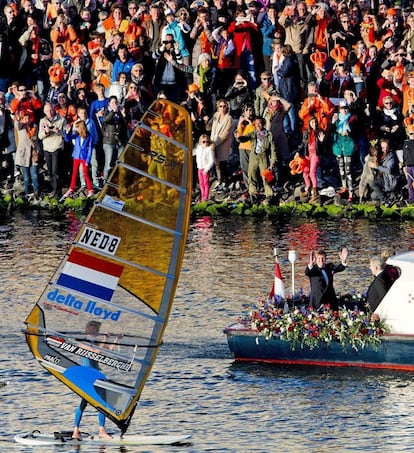 El rey Guillermo de Holanda, saluda al windsurfista Dorian van Rijsselberghe, durante su paseo en barco por el río Ij, organizado por el Ayuntamiento de Ámsterdam.