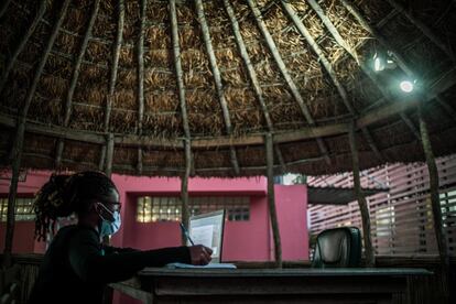 De lunes a domingo, el CISM bulle de actividad. A las siete de la mañana, el personal hace cola en la entrada para la toma de temperatura consabida en estos tiempos pandémicos. A las siete de la tarde, que en Mozambique acostumbra a ser noche cerrada, siempre queda alguna estancia encendida con algún técnico de bata blanca escudriñando a través del microscopio. Y otros, como la doctora Marta Cossa, pasan las últimas horas del día trabajando en la 'palhota', un cenador de paja enorme que preside el principal patio del centro.