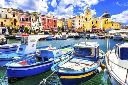 Azotada por el viento y con aroma a cítricos, la pequeña Procida rezuma encanto italiano. Es la isla más pequeña del golfo de Nápoles y también su secreto mejor guardado. Las casas de tonos apagados que rodean el puerto son su carta presentación, aunque nunca ha sido demasiado turística. Los pescadores zurcen sus redes bajo las coladas tendidas al sol, mientras los camareros de los restaurantes, ya entraditos en años, sirven la pesca del día. Calles estrechas y enclaves secretos para bañarse en verano completan la invitación, así como monumentos desmoronados que le otorgan un aire de misterio. Aquí se puede disfrutar de alguno de los mejores pescados de la región, tan fresco que casi aletea.