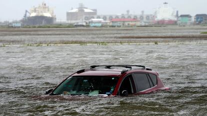 Un automóvil sumergido en el agua  en Surfside Beach, (Texas). El miércoles 19 de junio de 2024.