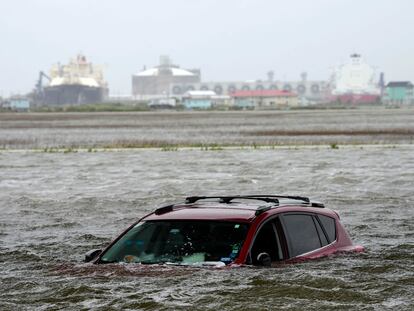 Un automóvil sumergido en el agua  en Surfside Beach, (Texas). El miércoles 19 de junio de 2024.