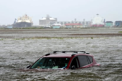 Un automóvil sumergido en el agua  en Surfside Beach, (Texas). El miércoles 19 de junio de 2024.