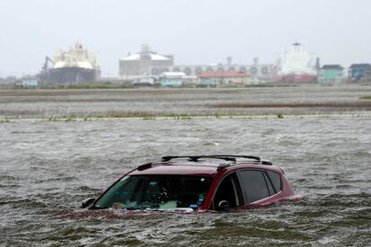 Un automóvil sumergido en el agua en Surfside Beach, (Texas). El miércoles 19 de junio de 2024.