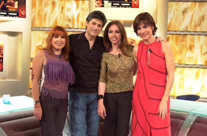 Invitados al programa "La gran ilusión" en su espacio dedicado al filme "La pasión turca". De izquierda a derecha, los actores Loles León, Georges Corraface y Ana Belén, acompañados de la presentadora Concha García Campoy en 2001.