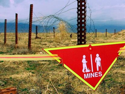 Un cartel advierte del riesgo de minas en la base aérea de Bagram (Afganistán), abandonada por EE UU ante la llegada de los talibanes, el pasado 22 de marzo.