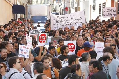 La multitud corta la calle Naranjo, donde reside Anuar, para tratar de impedir el paso del secretario judicial que tiene la orden de ejecutar el desalojo. Los asistentes corean consignas de apoyo a la familia.