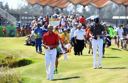 Rafa Cabrera Bello de España, y Gregory Bourdy de Francia, caminan desde el primer tee durante la última ronda de golf en el noveno día de los Juegos Olímpicos de Río 2016 en el Campo de Golf Olímpico.