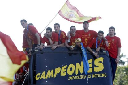 David Villa, en el centro, levanta la Copa del Mundo en el autobús que recorrió las calles de Madrid.