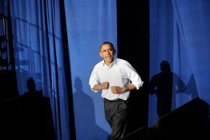 Obama llega a un mitín en un instituto de Mentor, Ohio.