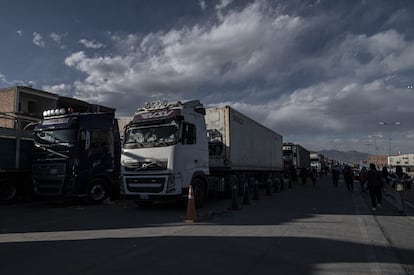 Decenas de camiones esperan para cruzar la frontera entre Chile y Bolivia, en la comuna de Colchane.