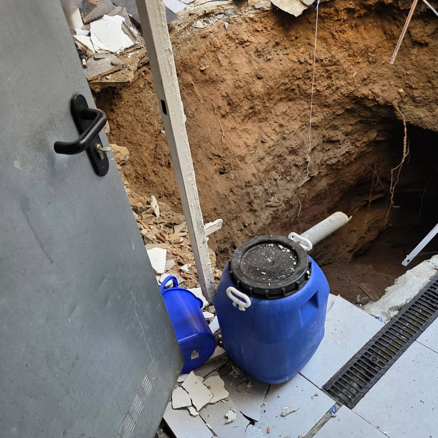 Un socavón en las obras de la L9 del metro obliga a desalojar ocho fincas en Barcelona