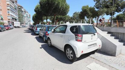 Coches mal aparcados a la altura del 222 de la avenida del Manzanares. 