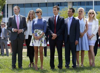 Los hijos del candidato presidencial republicano, Eric, Ivanka, Tiffany, y Donald Trump, con sus respectivas parejas, llegan al tercer día de la convención.