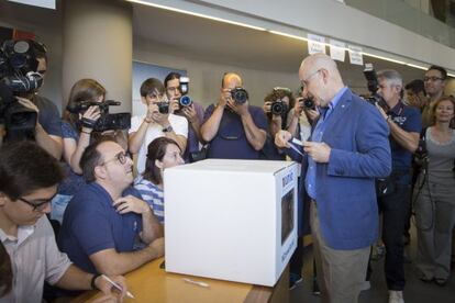 Josep Antoni Duran i Lleida diposita el seu vot.