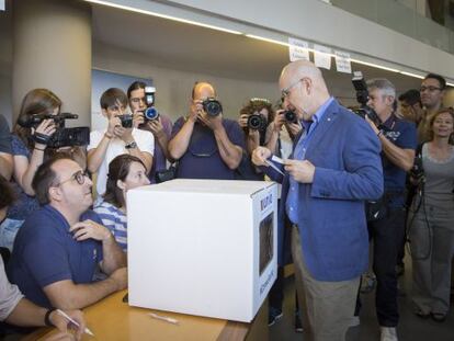 Josep Antoni Duran i Lleida diposita el seu vot.