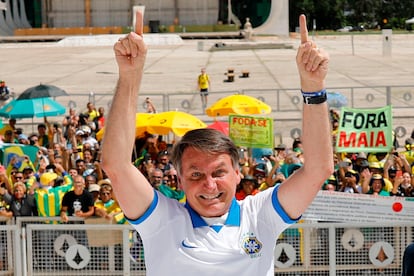 Bolsonaro em frente ao Palácio do Planalto no domingo.