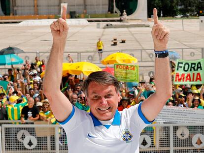 Bolsonaro em frente ao Palácio do Planalto no domingo.