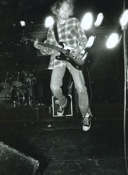 <b>Kurt Cobain en un concierto de la época de <i>Bleach</i></b>