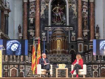 El ministro de Cultura, José Guirao, y la periodista Montserrat Domínguez, en el acto de homenaje a Carmen Alborch en la Biblioteca Valenciana.