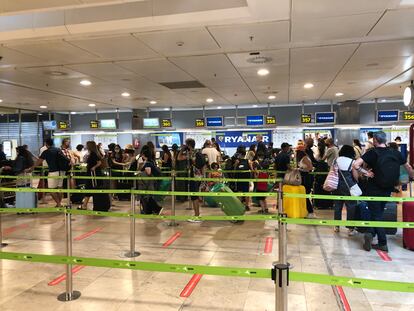 Cola en la facturación de Ryanair, en el aeropuerto Adolfo Suárez Madrid-Barajas este lunes.