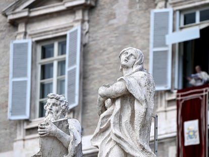 Papa Francisco conduz sua oração do Angelus dominical da janela de seu escritório com vista para a Praça de São Pedro, na Cidade do Vaticano.