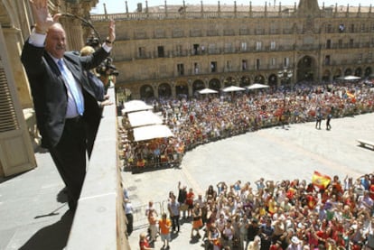 Miles de salmantinos se reunieron ayer en la Plaza Mayor de la ciudad para recibir a Vicente del Bosque