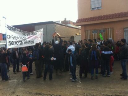 Decenas de personas protestan en la Cañada Real por los derribos de sus viviendas.